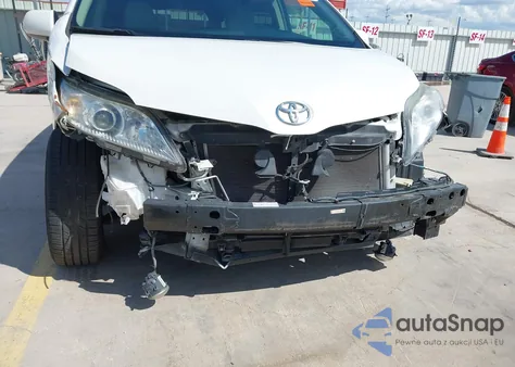 2015 Toyota Sienna Xle 8 Passenger z USA, uszkodzony, nr VIN 5TDYK3DC3FS549992